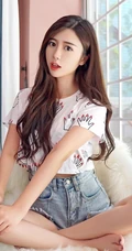 清新秀美长腿女生方绮言气质紧身牛仔热裤慵懒居家吸睛美图