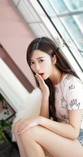 清新秀美长腿女生方绮言气质紧身牛仔热裤慵懒居家吸睛美图