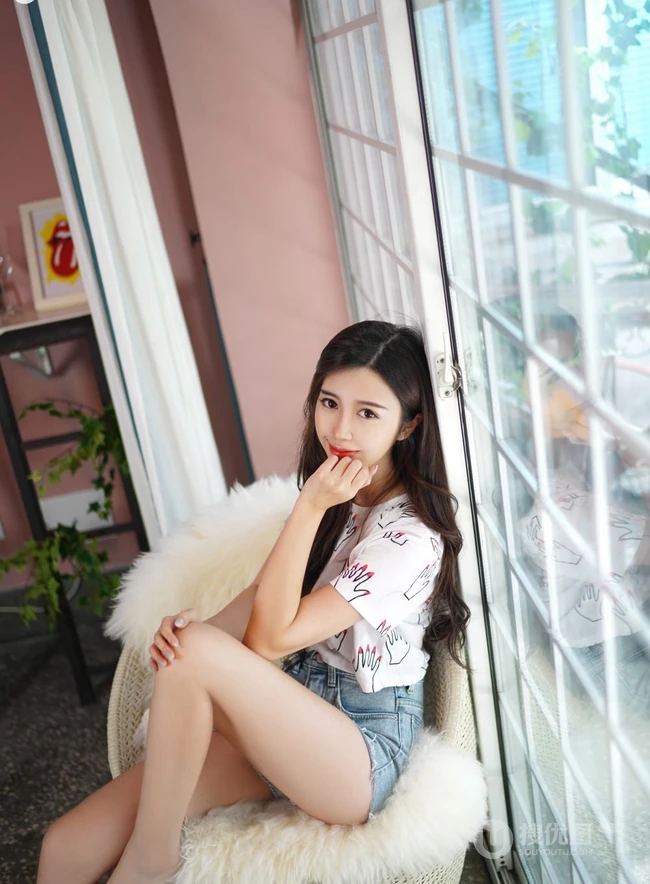 清新秀美长腿女生方绮言气质紧身牛仔热裤慵懒居家吸睛美图