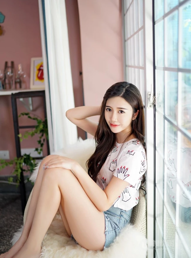 清新秀美长腿女生方绮言气质紧身牛仔热裤慵懒居家吸睛美图