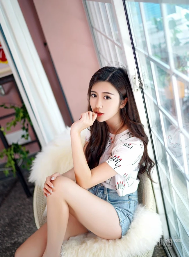 清新秀美长腿女生方绮言气质紧身牛仔热裤慵懒居家吸睛美图