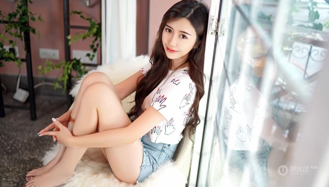 清新秀美长腿女生方绮言气质紧身牛仔热裤慵懒居家吸睛美图