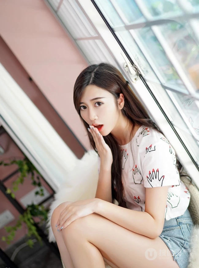 清新秀美长腿女生方绮言气质紧身牛仔热裤慵懒居家吸睛美图