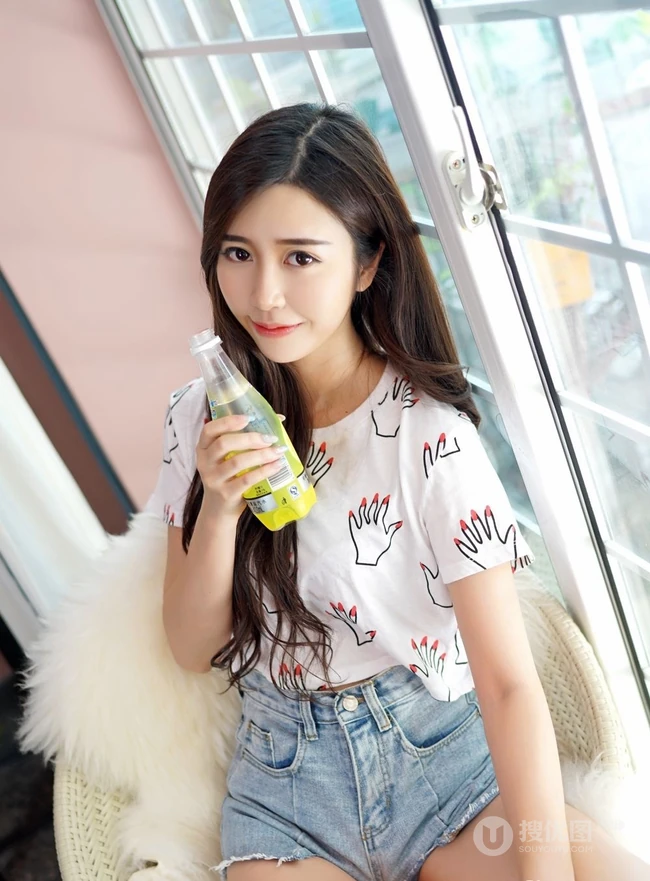 清新秀美长腿女生方绮言气质紧身牛仔热裤慵懒居家吸睛美图