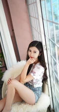 清新秀美长腿女生方绮言气质紧身牛仔热裤慵懒居家吸睛美图