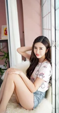 清新秀美长腿女生方绮言气质紧身牛仔热裤慵懒居家吸睛美图