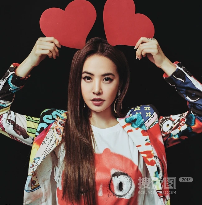 蔡依林个性非主流涂鸦西服套装时尚魅力写真图片