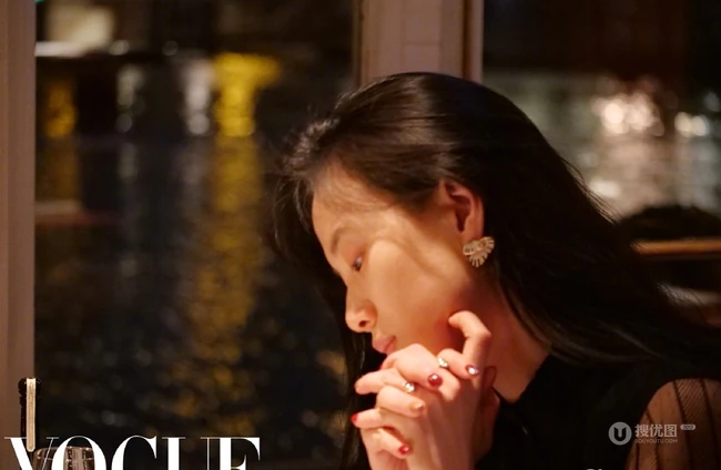 李梦《VOGUE服饰与美容》杂志写真图片