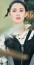 陈钰琪身穿现代感的服饰与古典背景交融，独特羊角辫造型极具个性