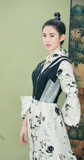 陈钰琪身穿现代感的服饰与古典背景交融，独特羊角辫造型极具个性