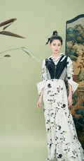 陈钰琪身穿现代感的服饰与古典背景交融，独特羊角辫造型极具个性