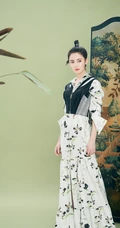 陈钰琪身穿现代感的服饰与古典背景交融，独特羊角辫造型极具个性