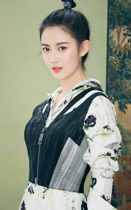 陈钰琪身穿现代感的服饰与古典背景交融，独特羊角辫造型极具个性