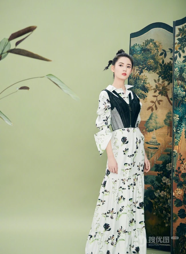 陈钰琪身穿现代感的服饰与古典背景交融，独特羊角辫造型极具个性