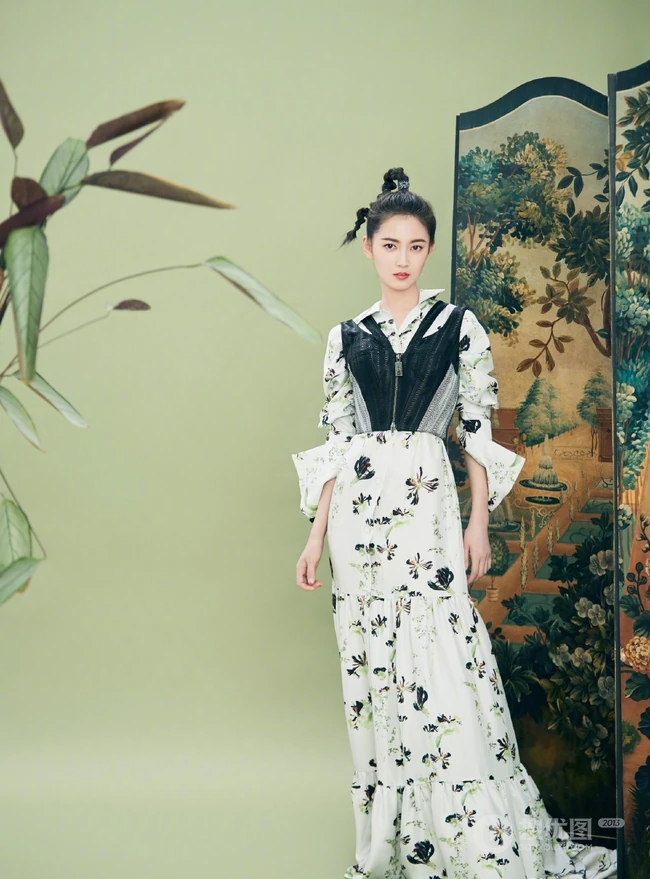 陈钰琪身穿现代感的服饰与古典背景交融，独特羊角辫造型极具个性