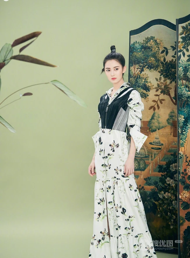 陈钰琪身穿现代感的服饰与古典背景交融，独特羊角辫造型极具个性