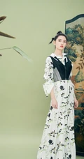 陈钰琪身穿现代感的服饰与古典背景交融，独特羊角辫造型极具个性