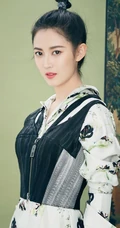 陈钰琪身穿现代感的服饰与古典背景交融，独特羊角辫造型极具个性