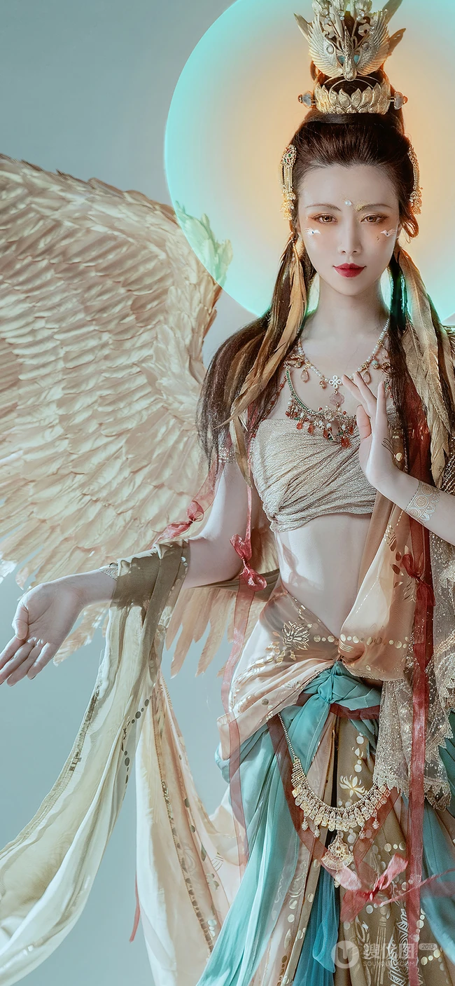 抖音红人&ldquo;真的菜菜&rdquo;国家宝藏系列唯美&ldquo;金翅鸟&rdquo;COS摄影手机壁纸三月推荐