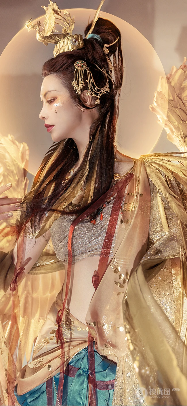 抖音红人&ldquo;真的菜菜&rdquo;国家宝藏系列唯美&ldquo;金翅鸟&rdquo;COS摄影手机壁纸三月推荐