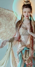 抖音红人&ldquo;真的菜菜&rdquo;国家宝藏系列唯美&ldquo;金翅鸟&rdquo;COS摄影手机壁纸三月推荐