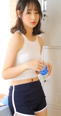 白背心短款装运动短裤黑袜女生阿珂室内写真，满满的胶原蛋白