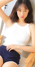 白背心短款装运动短裤黑袜女生阿珂室内写真，满满的胶原蛋白
