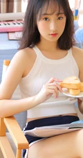 白背心短款装运动短裤黑袜女生阿珂室内写真，满满的胶原蛋白