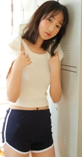 白背心短款装运动短裤黑袜女生阿珂室内写真，满满的胶原蛋白
