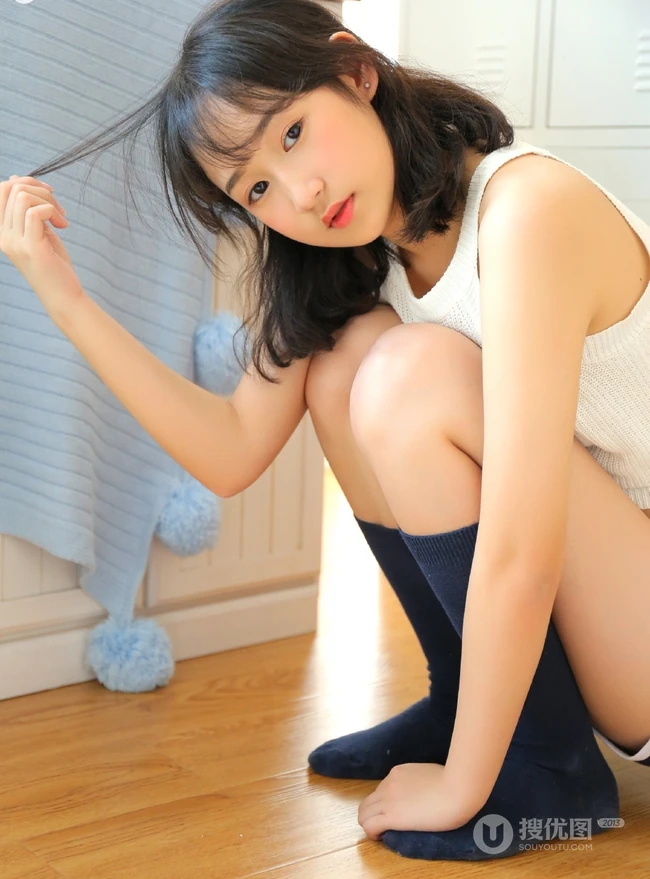 白背心短款装运动短裤黑袜女生阿珂室内写真，满满的胶原蛋白