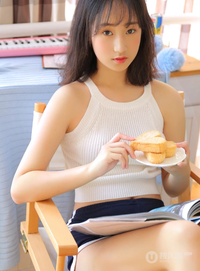 白背心短款装运动短裤黑袜女生阿珂室内写真，满满的胶原蛋白