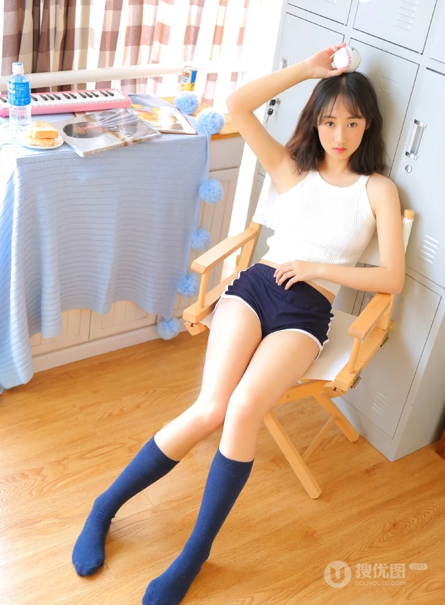 白背心短款装运动短裤黑袜女生阿珂室内写真，满满的胶原蛋白