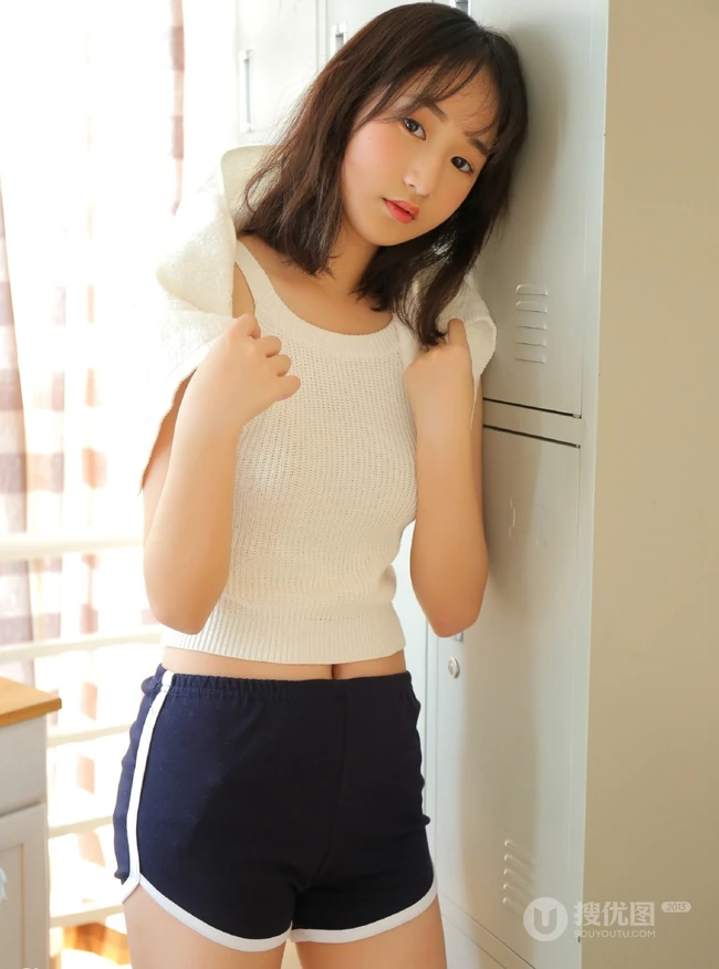 白背心短款装运动短裤黑袜女生阿珂室内写真，满满的胶原蛋白