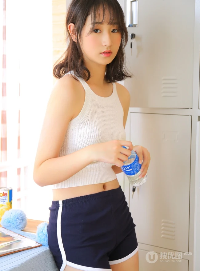 白背心短款装运动短裤黑袜女生阿珂室内写真，满满的胶原蛋白