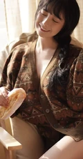美丽精选麻花辫女孩，宽松毛衣短裤室内写真，肤白貌美，长腿诱人