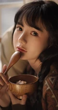 美丽精选麻花辫女孩，宽松毛衣短裤室内写真，肤白貌美，长腿诱人