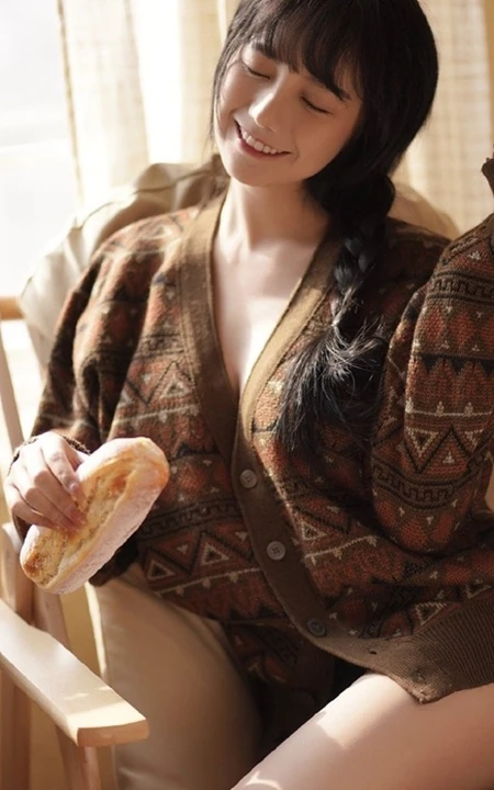 美丽精选麻花辫女孩，宽松毛衣短裤室内写真，肤白貌美，长腿诱人
