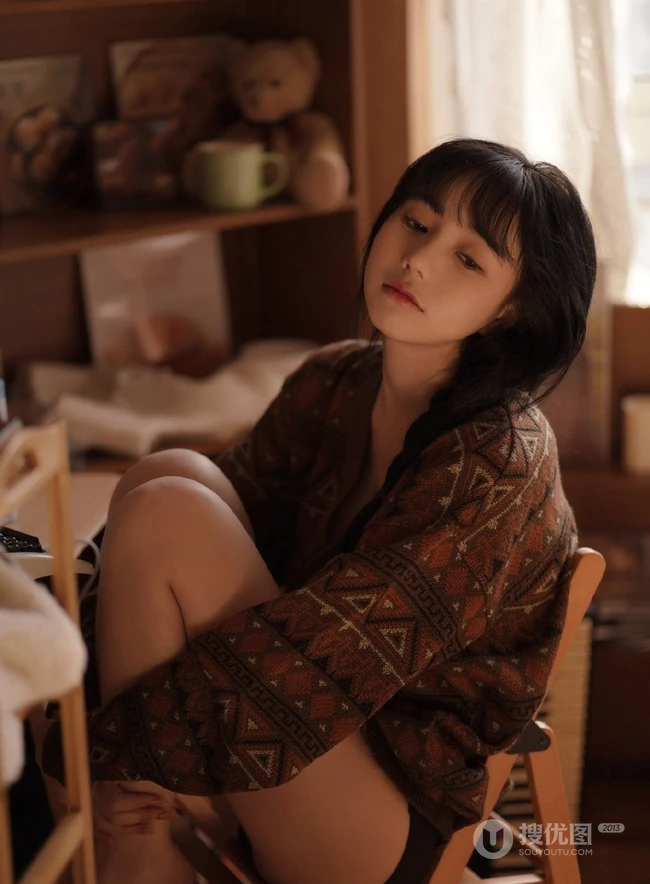 美丽精选麻花辫女孩，宽松毛衣短裤室内写真，肤白貌美，长腿诱人