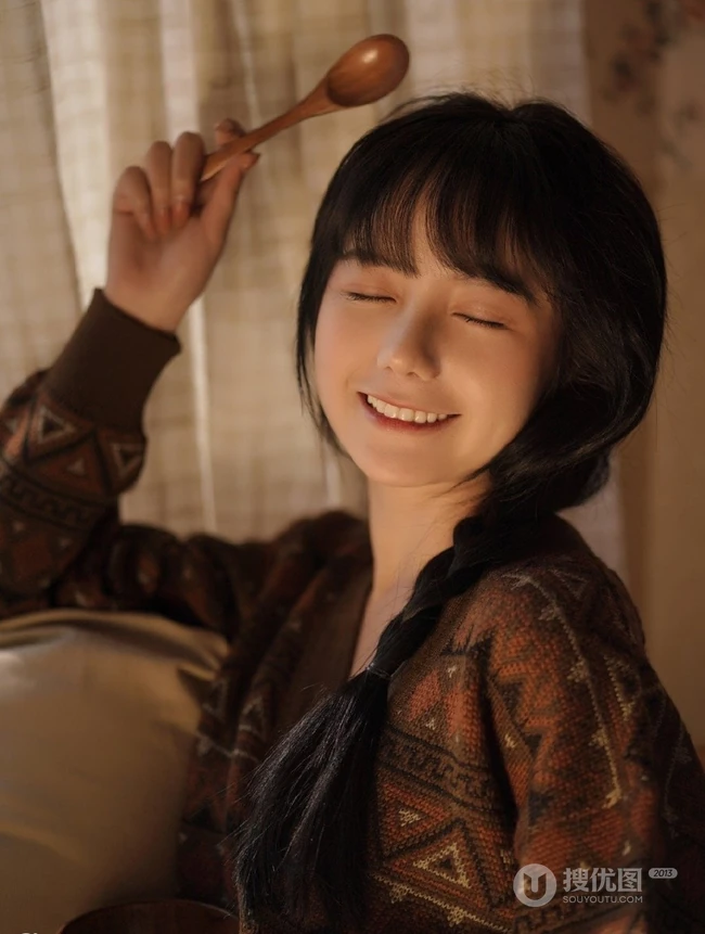 美丽精选麻花辫女孩，宽松毛衣短裤室内写真，肤白貌美，长腿诱人