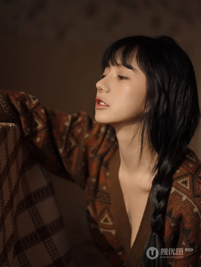 美丽精选麻花辫女孩，宽松毛衣短裤室内写真，肤白貌美，长腿诱人