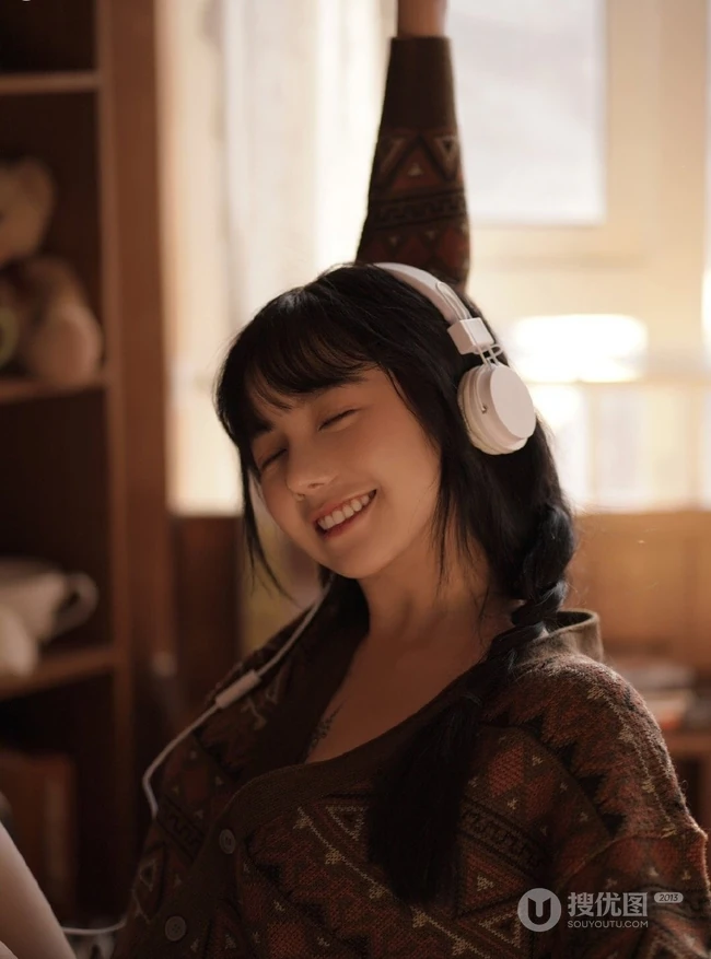 美丽精选麻花辫女孩，宽松毛衣短裤室内写真，肤白貌美，长腿诱人
