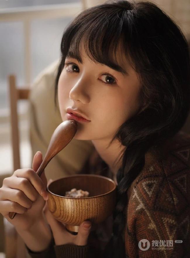 美丽精选麻花辫女孩，宽松毛衣短裤室内写真，肤白貌美，长腿诱人