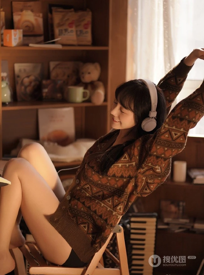 美丽精选麻花辫女孩，宽松毛衣短裤室内写真，肤白貌美，长腿诱人