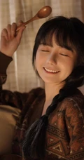 美丽精选麻花辫女孩，宽松毛衣短裤室内写真，肤白貌美，长腿诱人