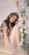 浅粉白皙精选少女邹同学闺房写真图集，匀称身形穿啥都好看