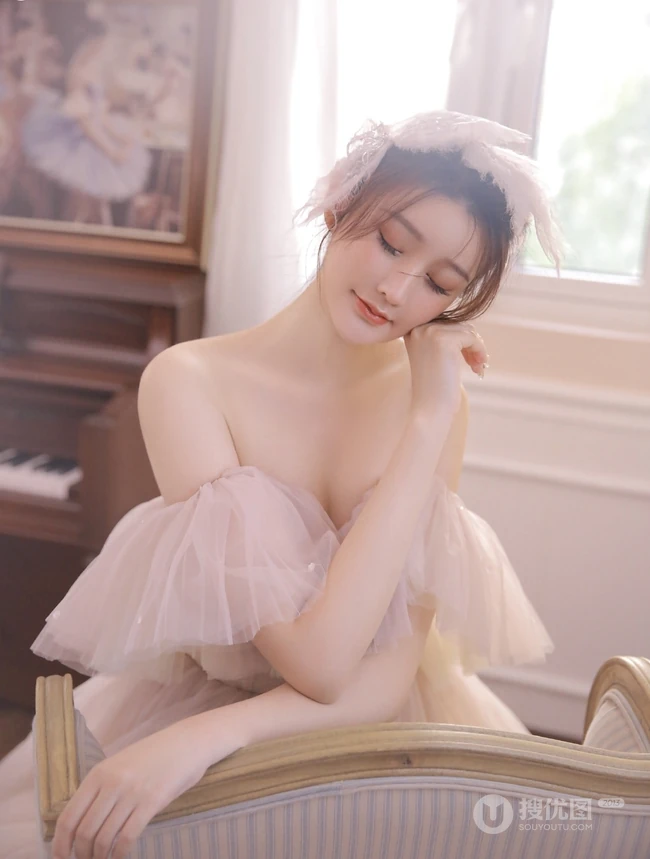 浅粉白皙精选少女邹同学闺房写真图集，匀称身形穿啥都好看