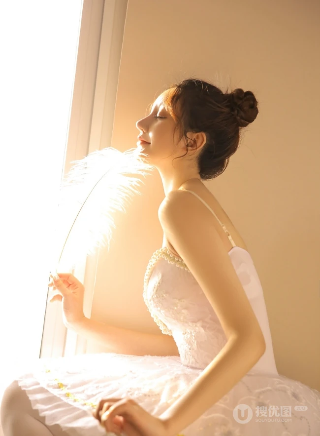浅粉白皙精选少女邹同学闺房写真图集，匀称身形穿啥都好看