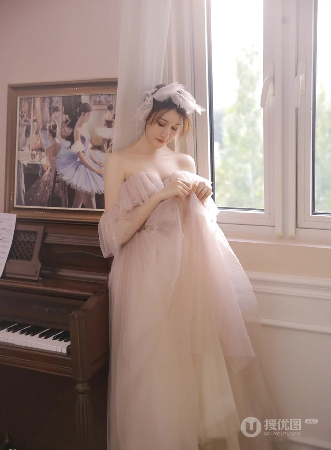 浅粉白皙精选少女邹同学闺房写真图集，匀称身形穿啥都好看