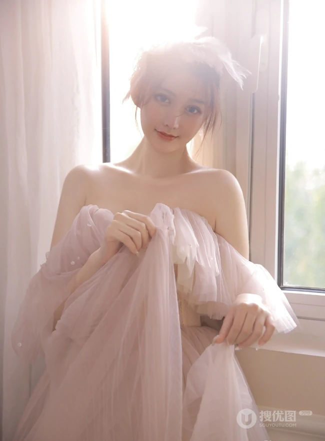 浅粉白皙精选少女邹同学闺房写真图集，匀称身形穿啥都好看