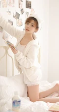 甜美可爱型清纯女生睡衣短裤居家室内清新写真美图